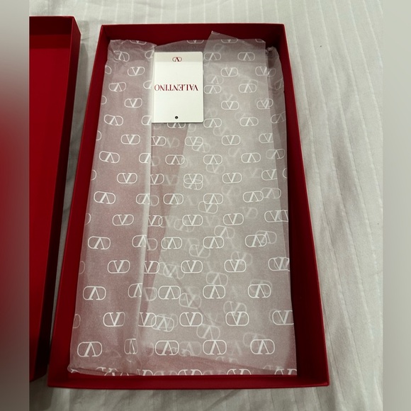 Valentino Vibrant Red Gift Box - Picture 3 of 7
